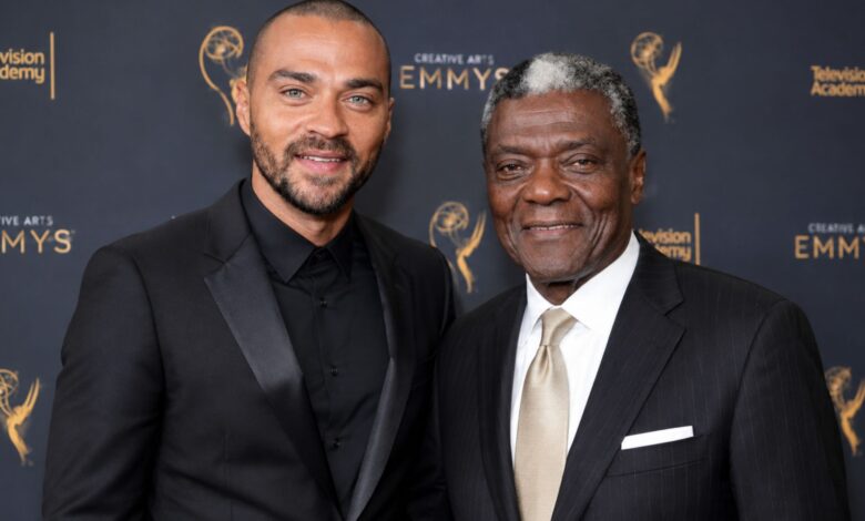 Reginald Williams and Jesse Williams smiling together at an awards show red carpet
