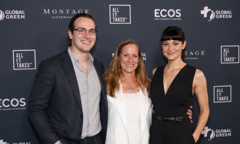 Tanner Woodley with Lori and Shailene Woodley at a media wall event